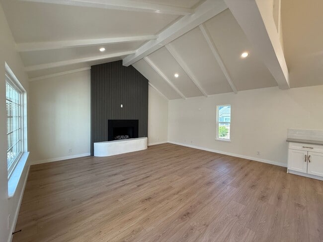 Building Photo - Beautifully Updated Single Story Custom Ho...