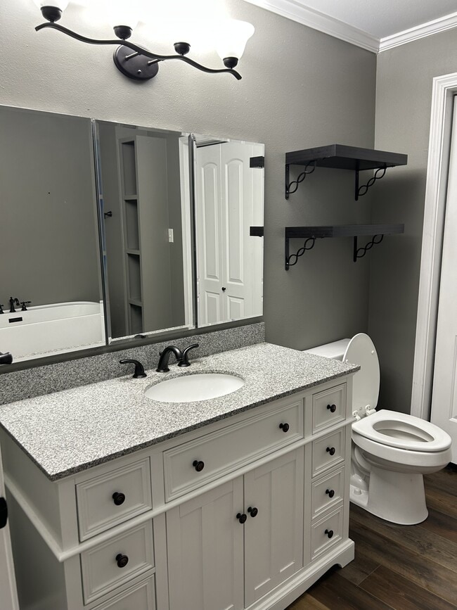 Building Photo - 301 Shady Oaks Dr