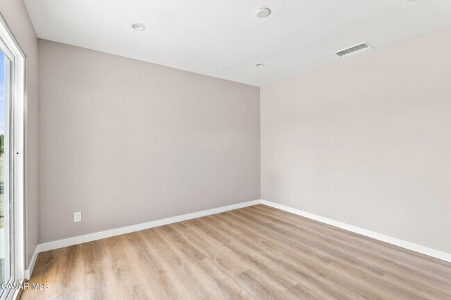Building Photo - 40235 17th St W