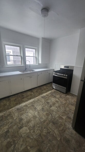Building Photo - 123 Maple Ave