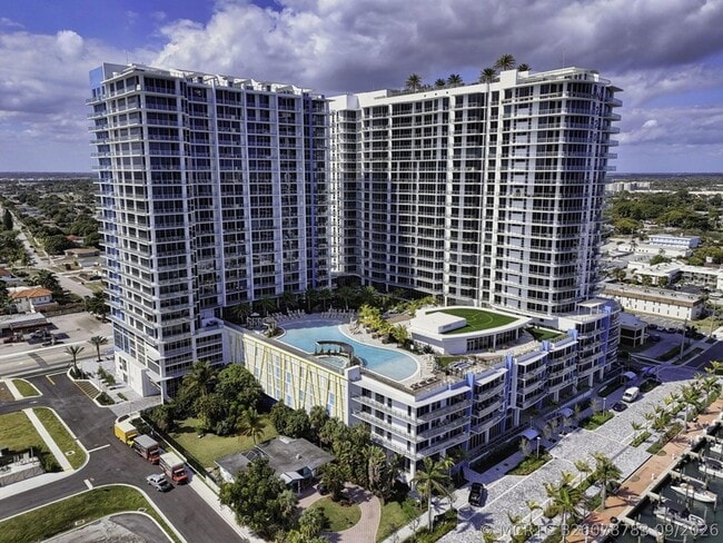 Building Photo - 220 Lake Shore Dr