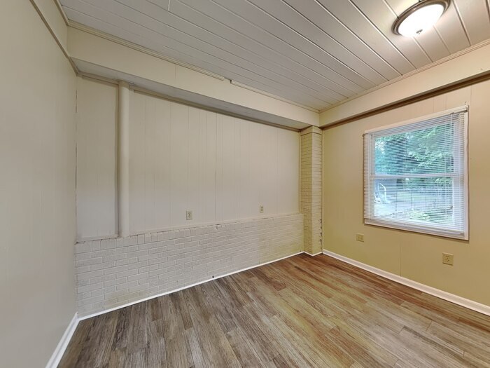Building Photo - 760 Woodvalley Rd SW
