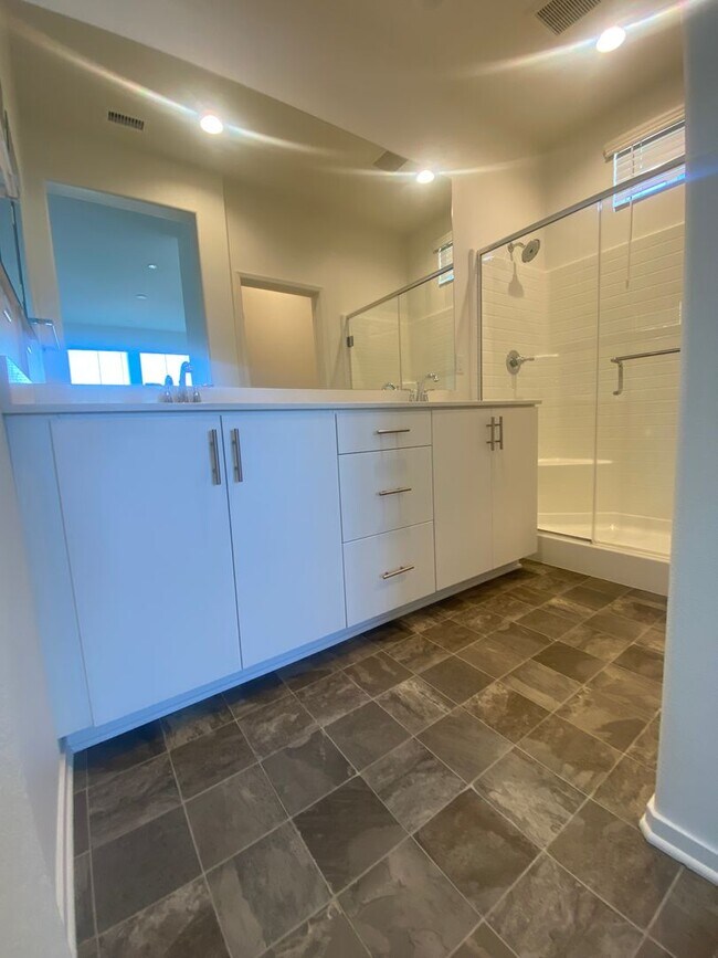 Building Photo - Like New 2 Bed 2 Bath Condo in Temecula