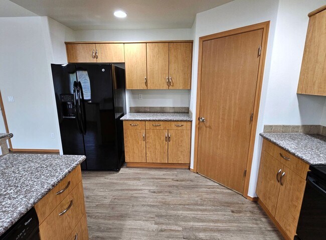 Building Photo - Open, One-Level Living- 4 Bedroom, 2.5 Bath Richland Home with Spacious Backyard