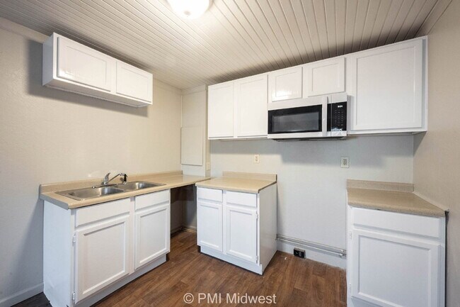 Building Photo - "Cozy 1-Bedroom Retreat in Greenfield – Pe...