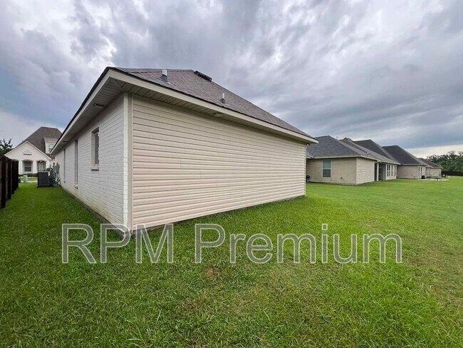 Building Photo - 6212 Lake Edge Dr