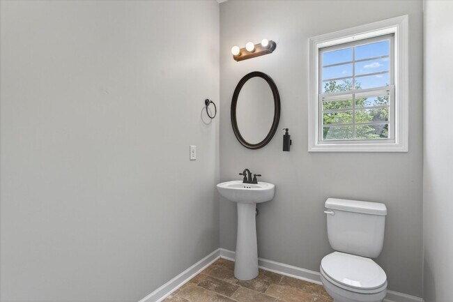 Building Photo - Pet Friendly Three Bedroom!