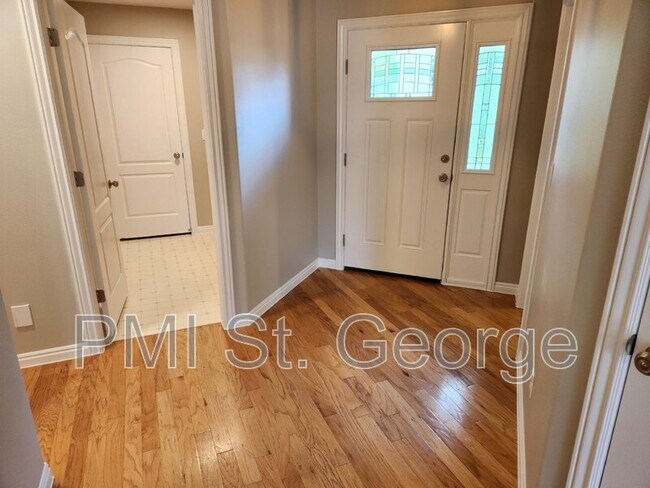 Building Photo - 545 S Valley View Dr