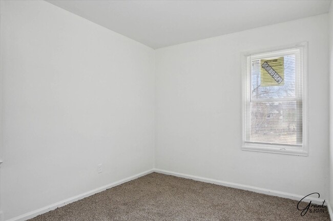 Building Photo - $1,250 - Charming 3 Bedroom Bungalow - Det...