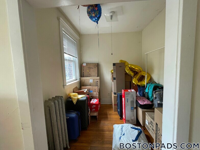 Building Photo - 192 Kelton St