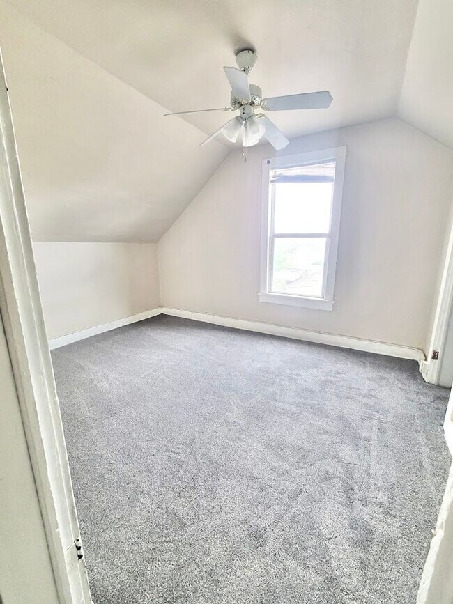 Building Photo - Charming 3 bed 1 bath 2 garage house in Pu...