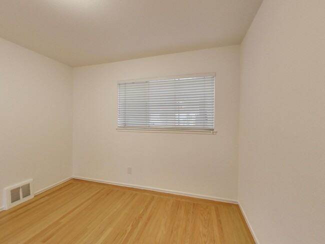 Building Photo - 4BR Home with Jaw-Dropping Views, Garage, ...