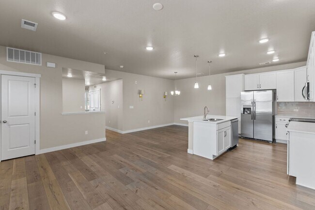 Building Photo - 2 Bedroom 2 Bathroom Ground Floor Townhome in Centerra