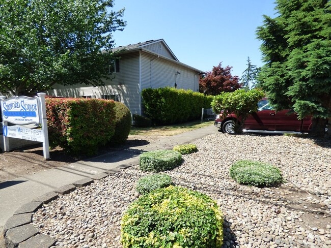 Building Photo - 3 bedroom 2 bath! East Lancaster