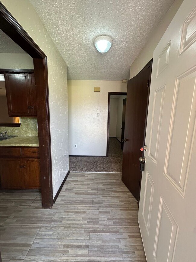 Building Photo - 3 Bed 1.5 Bath 2 Car Garage