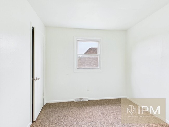 Building Photo - Available Now! Cozy 3 Bedroom, 1 Bath Town...