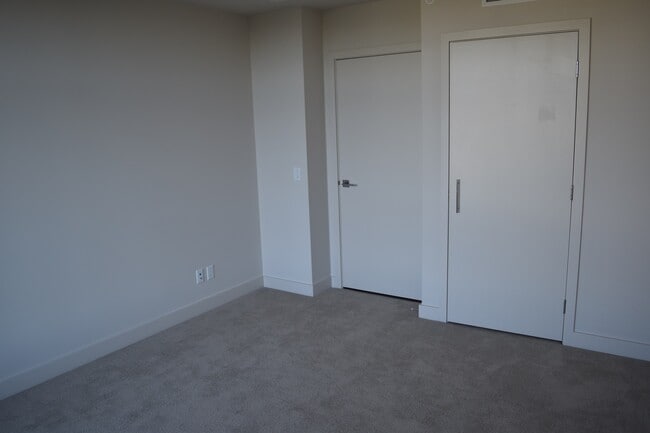 Building Photo - Spacious Luxury One Bedroom - Insignia