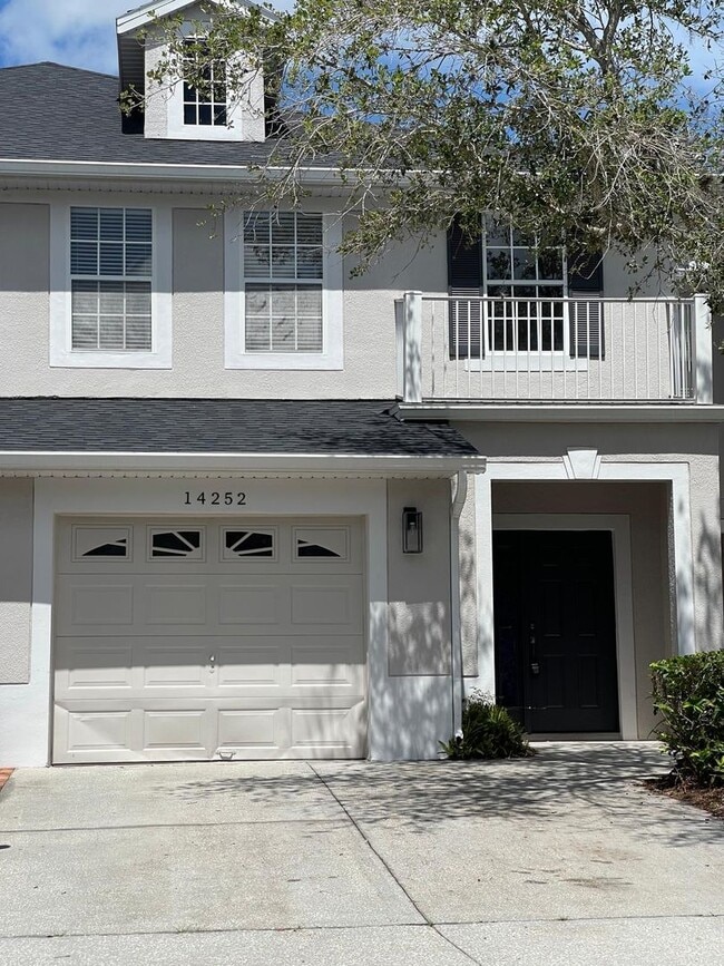 Primary Photo - Spacious 3 bedroom, 2.5 bath townhouse in ...