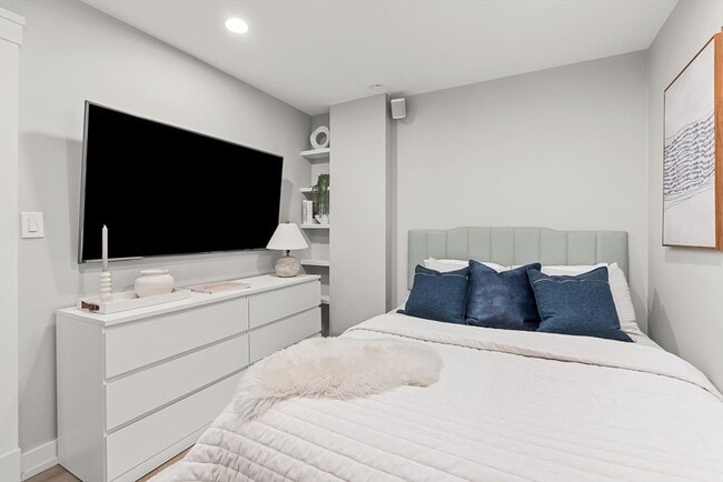 Building Photo - 300 Commercial St