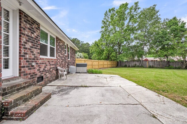 Building Photo - Comfortable Living with Modern Upgrades in Prime Goose Creek Location