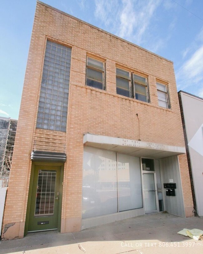 Building Photo - Nice, Large Loft Located Downtown with 2 B...