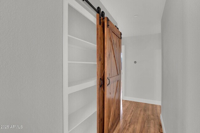 Building Photo - 8406 W Dahlia Dr