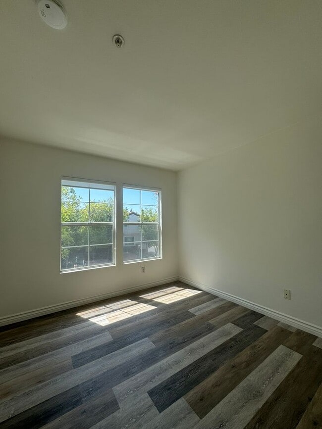 Building Photo - Modern Tri-Level Townhome in Tustin Ranch