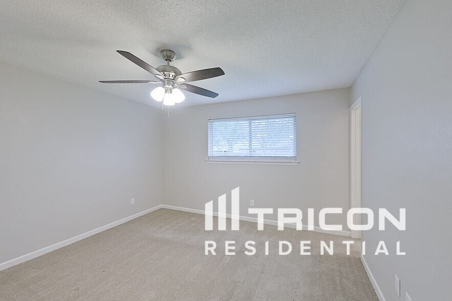 Building Photo - 612 Circleview Dr