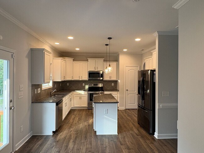 Building Photo - Gorgeous 4 Bed, 2.5 Bath Home in Fayetteville
