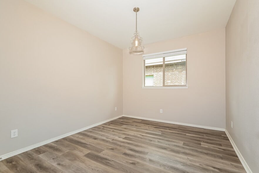 Building Photo - 811 Fran St