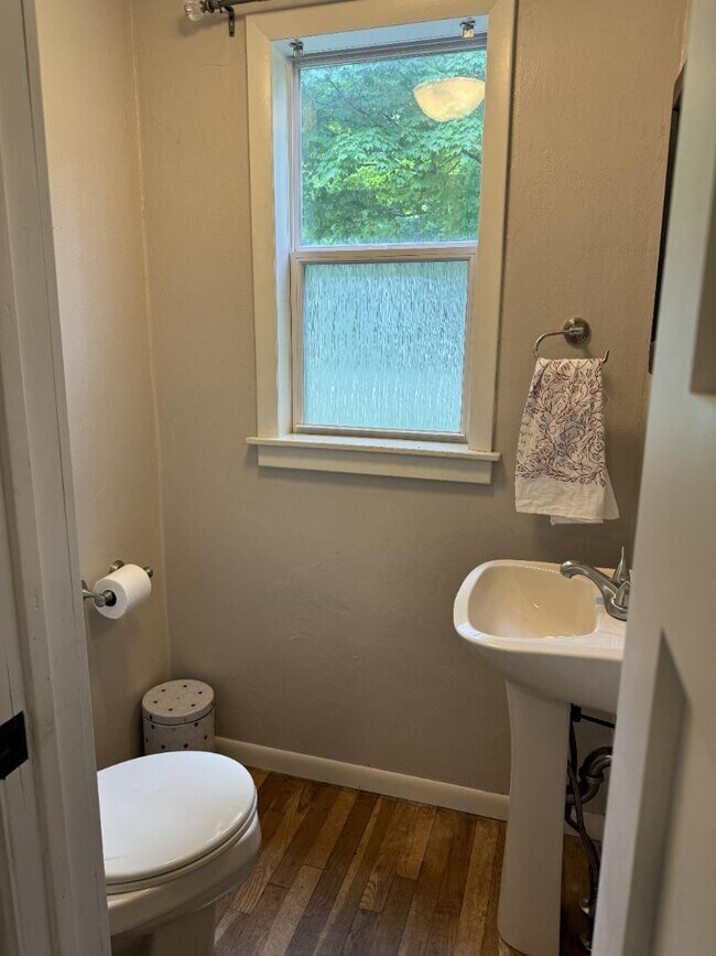 Building Photo - 144 Waukazoo Dr