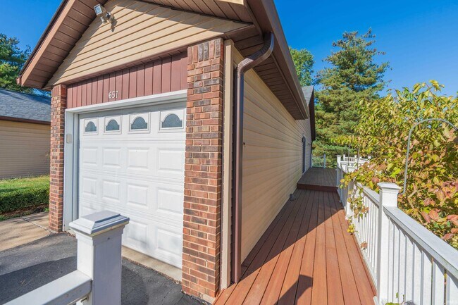 Building Photo - 657 E Heather Dr