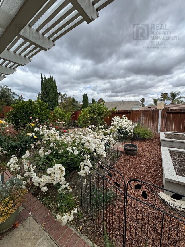 Building Photo - Spacious & Stylish Living in the Heart of Lake Elsinore