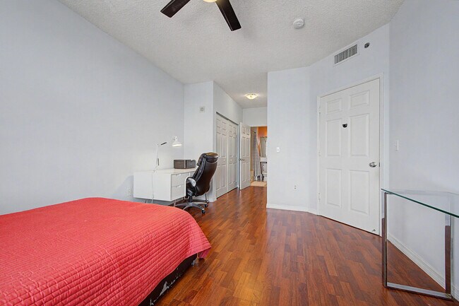 Building Photo - 616 Clearwater Park Rd