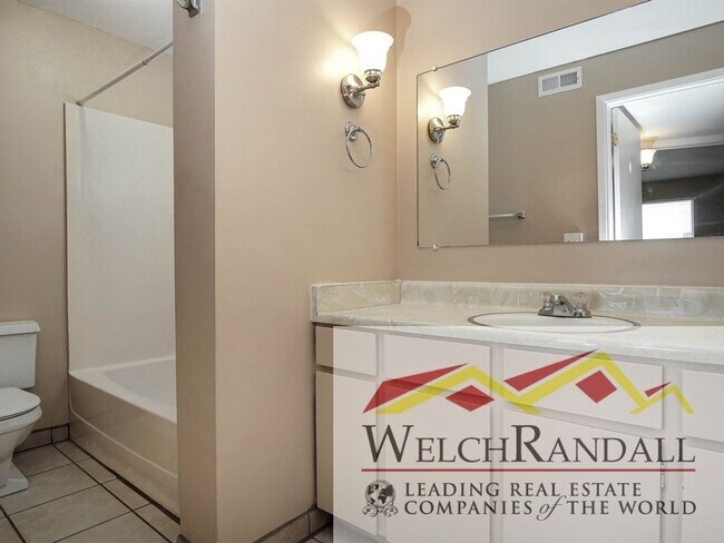 Building Photo - Your Roy Condo Retreat – 2 Bed, 1 Bath, Mo...