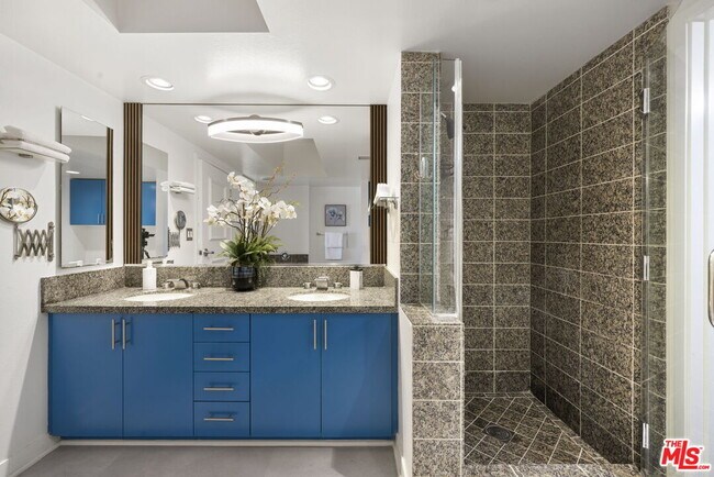 Building Photo - 13700 Marina Pointe Dr