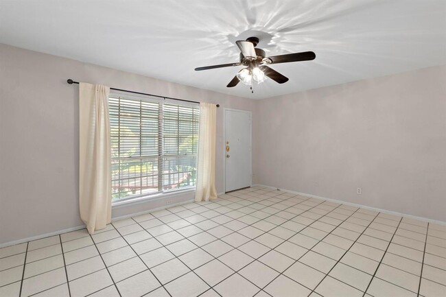 Building Photo - 2425 Ashdale Dr