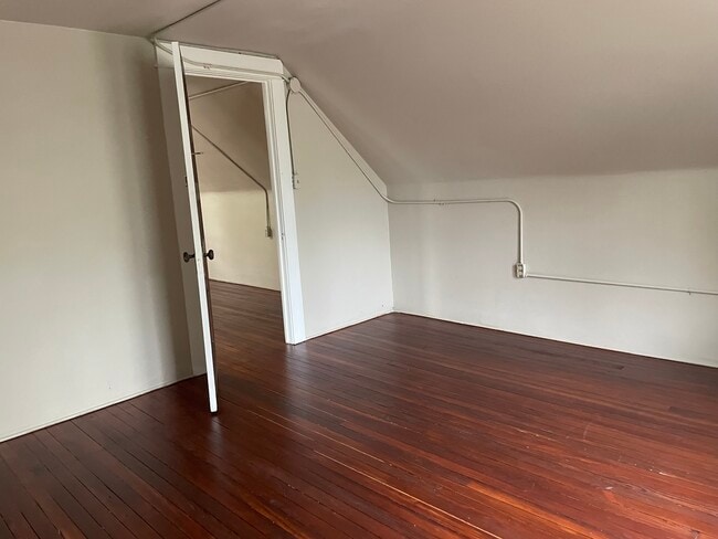 Building Photo - 10112 Columbia Ave