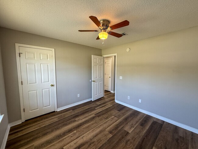 Building Photo - 3 bedroom 2 bath home with all new floorin...