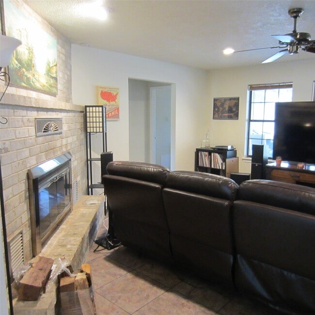 Building Photo - 512 County Rd 2222