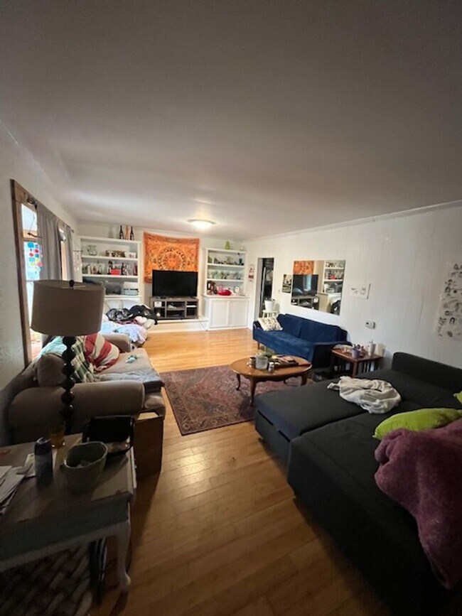 Building Photo - 5 bedroom, 3 bath home- Available August 2026!