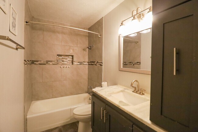 Building Photo - 2 Bed | 3 Bath with In-Ground Pool in Cent...