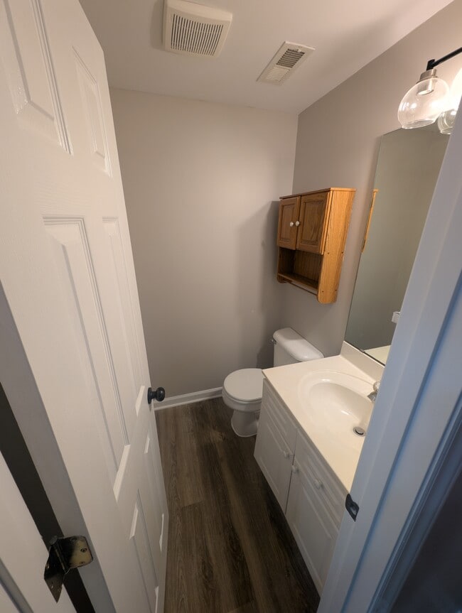 Building Photo - 717 Windsor Dr SE