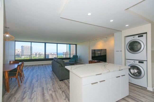 Building Photo - Canterbury Place - Fully renovated with hi...