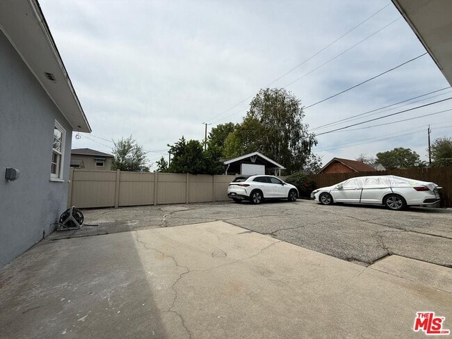 Building Photo - 1025 W Clark Ave