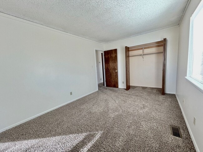 Building Photo - 2 Bedroom 1 Bath Rancher in Constitution H...