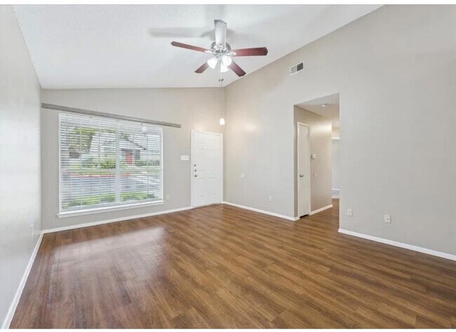 Building Photo - 1015 E Yager Ln