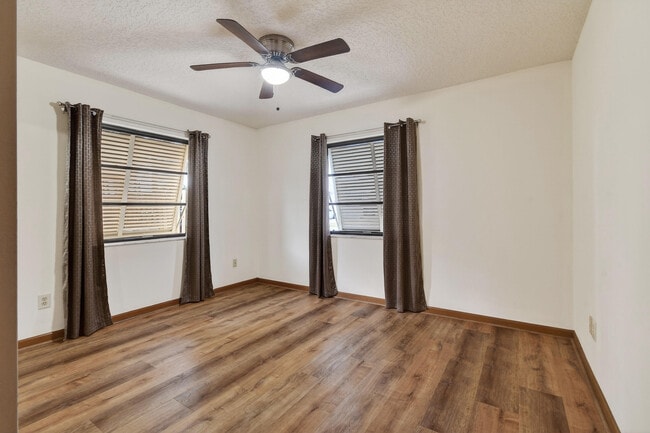 Building Photo - 6016 Pompano St