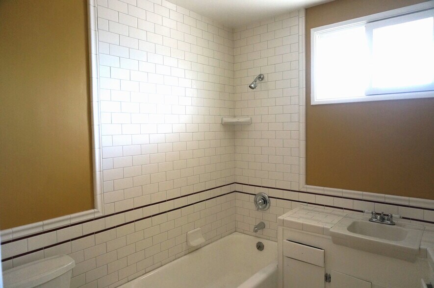 Upstairs bathroom bath and shower - 14333 Albers St