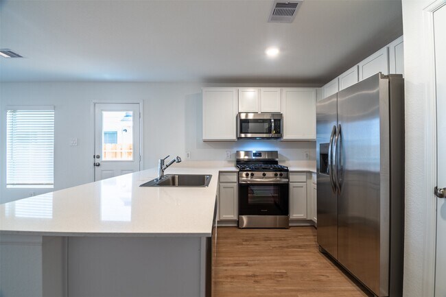 Building Photo - 1508 Las Cuevas Dr